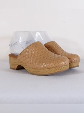 Universal Thread Magnolia Woven Clogs in Tan